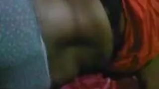 ಕಪ್ಪು ವ್ಯಕ್ತಿ ಕೊಂಬಿನ ಬಿಳಿ ಮರಿಯನ್ನು ಲಾಭ ಪಡೆಯುತ್ತಾನೆ