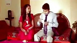 ಹಬ್ಬಿ ಅಪರಿಚಿತರಿಂದ ಕತ್ತೆಗೆ ಬೀಳಲು ಬಯಸುತ್ತಾನೆ